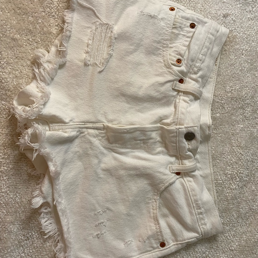 white levi shorts
